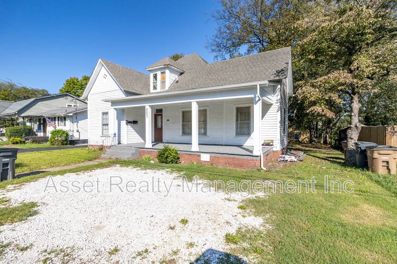 Apartment for rent at 221 Hawthorne Ave #3, Knoxville, TN 37920