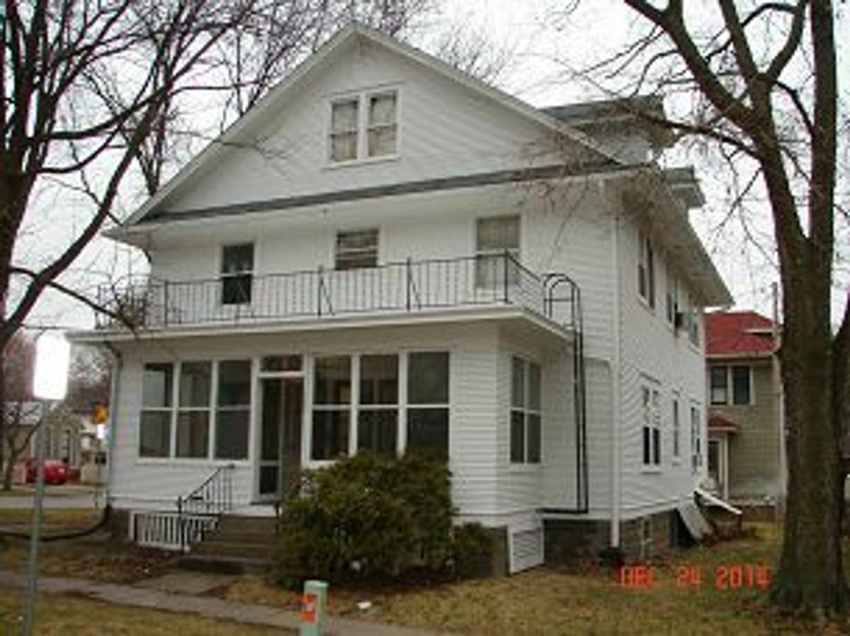 Apartment for rent at 528 N Gilbert St, Iowa City, IA 52245