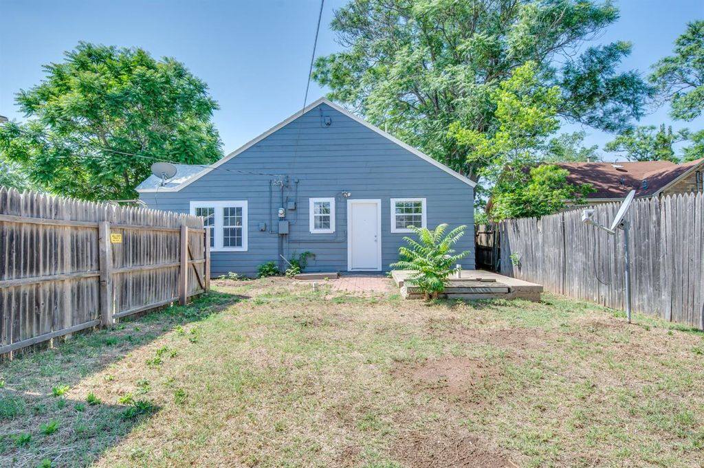 Apartment for rent at 1910 26th St, Lubbock, TX 79411