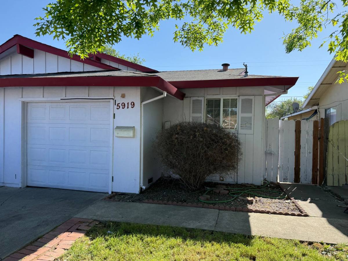 Townhouse for rent at 5919 Clover Manor Way, Sacramento, CA 95824