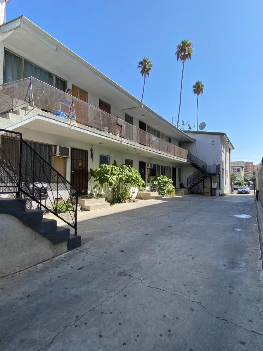 Apartment for rent at 515 S Manhattan Place #1, Los Angeles, CA 90020