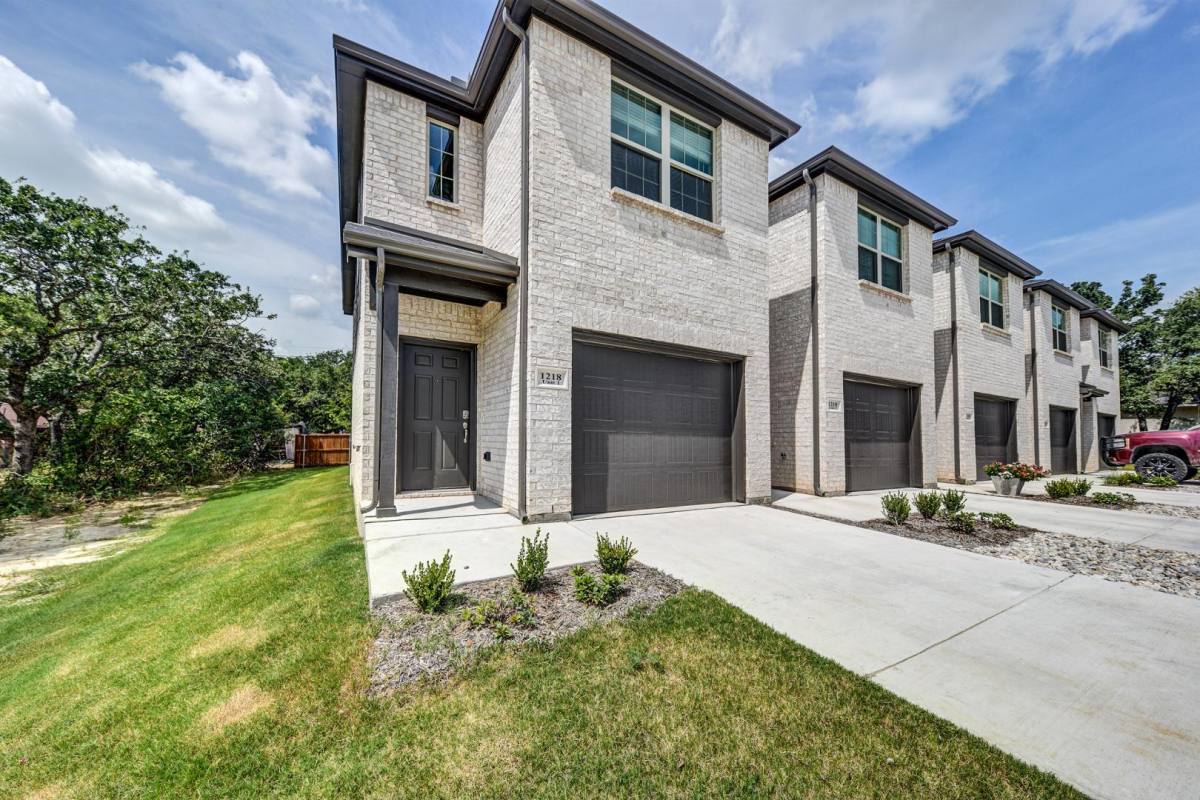 Townhouse for rent at Runaway Bay, 1218 Chestnut Court #C, Bridgeport, TX 76426