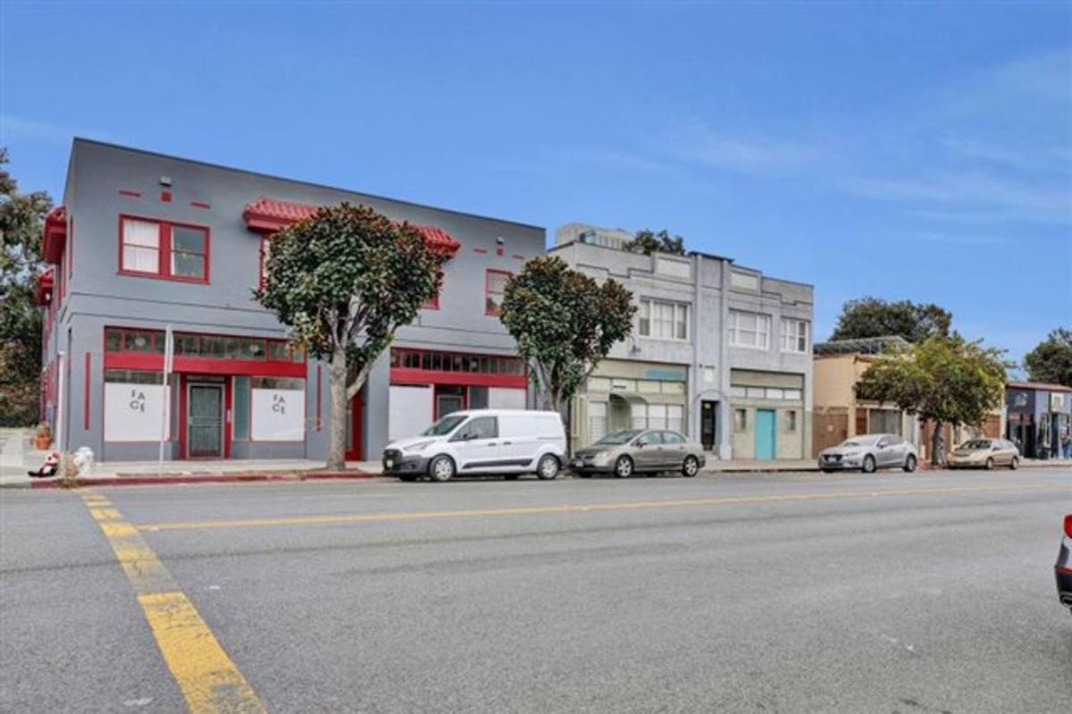 Apartment for rent at 627 41st St, Oakland, CA 94609