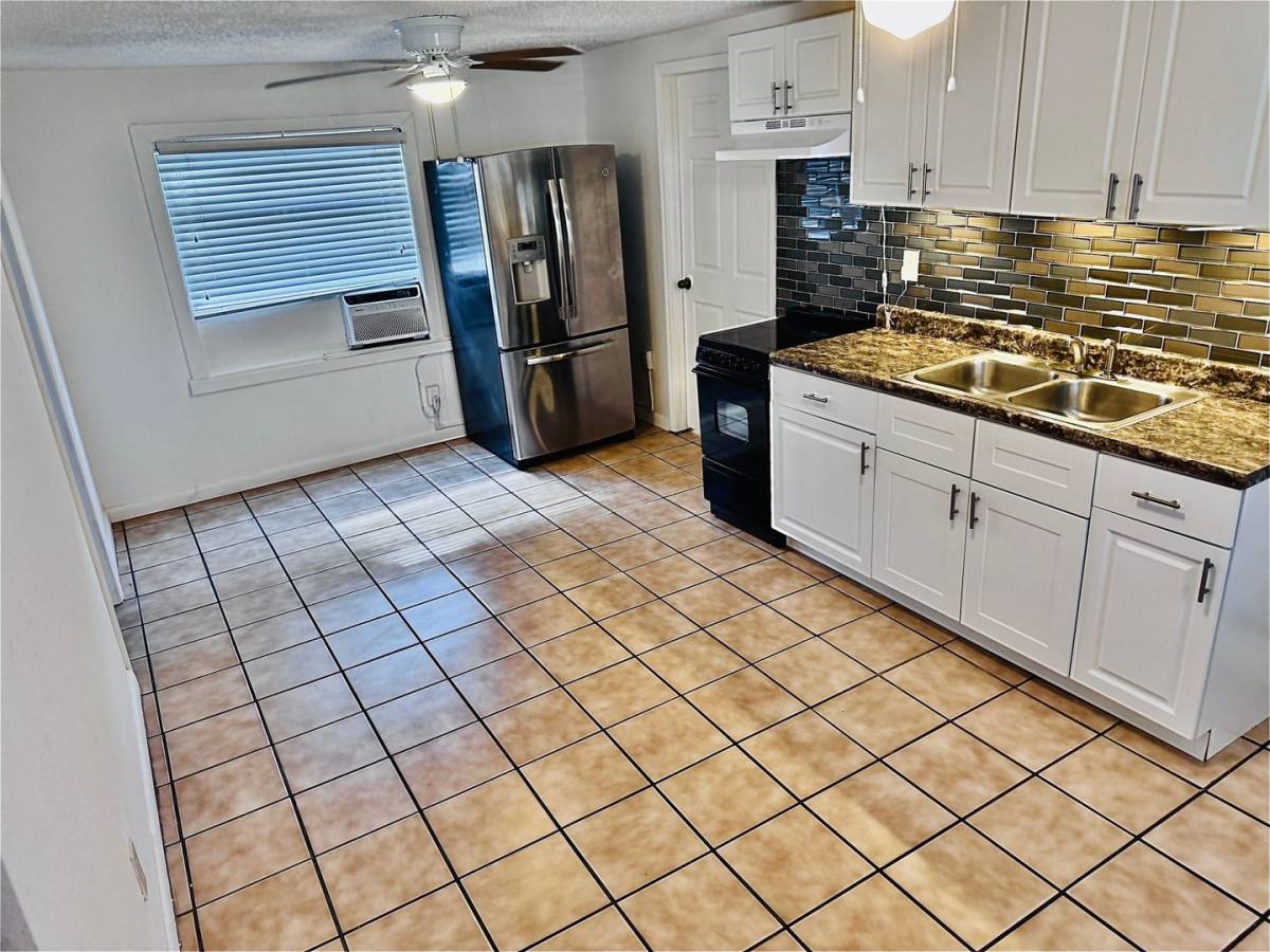 Townhouse for rent at 620 25th St W, Bradenton, FL 34205