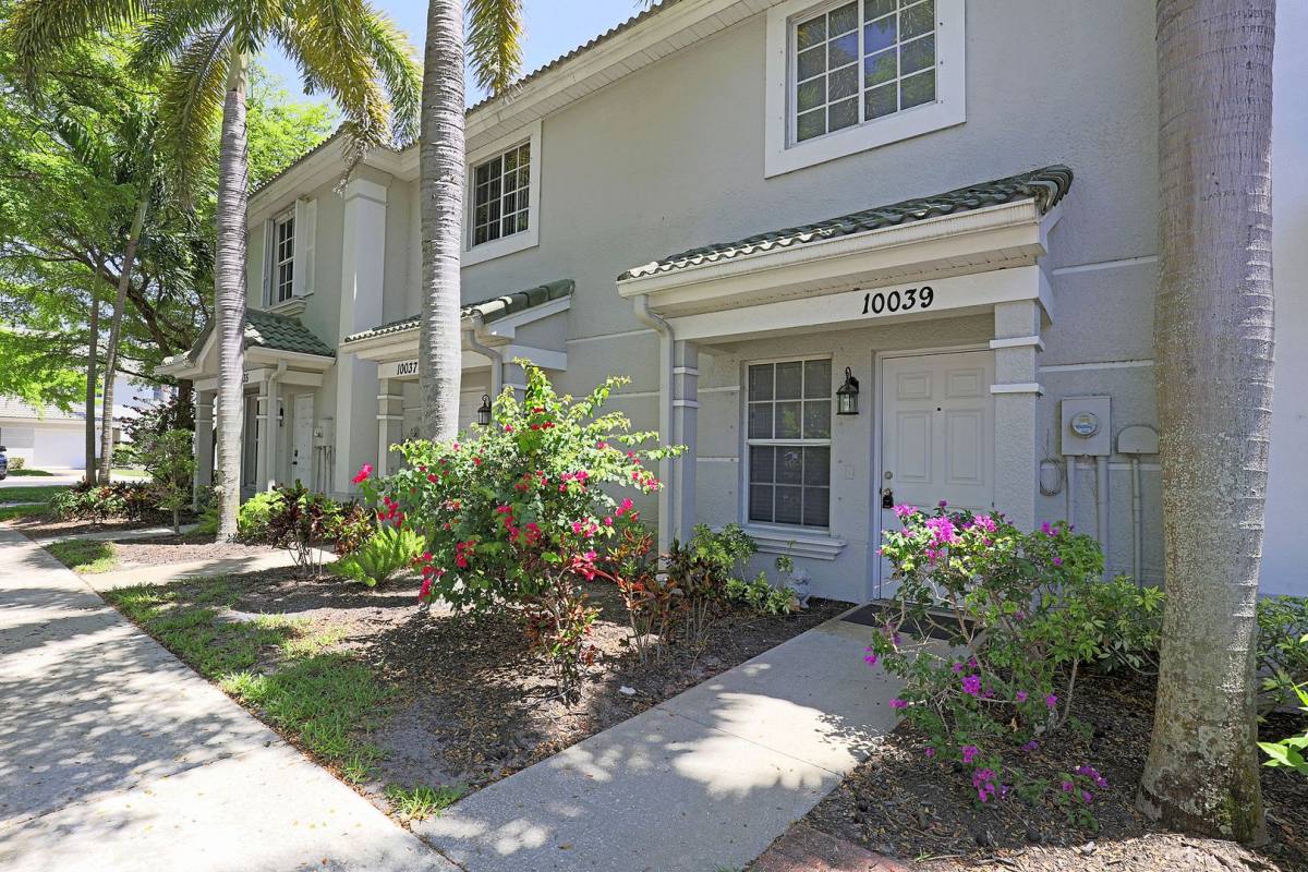 Apartment for rent at 10039 Poppy Hill Dr, Fort Myers, FL 33966