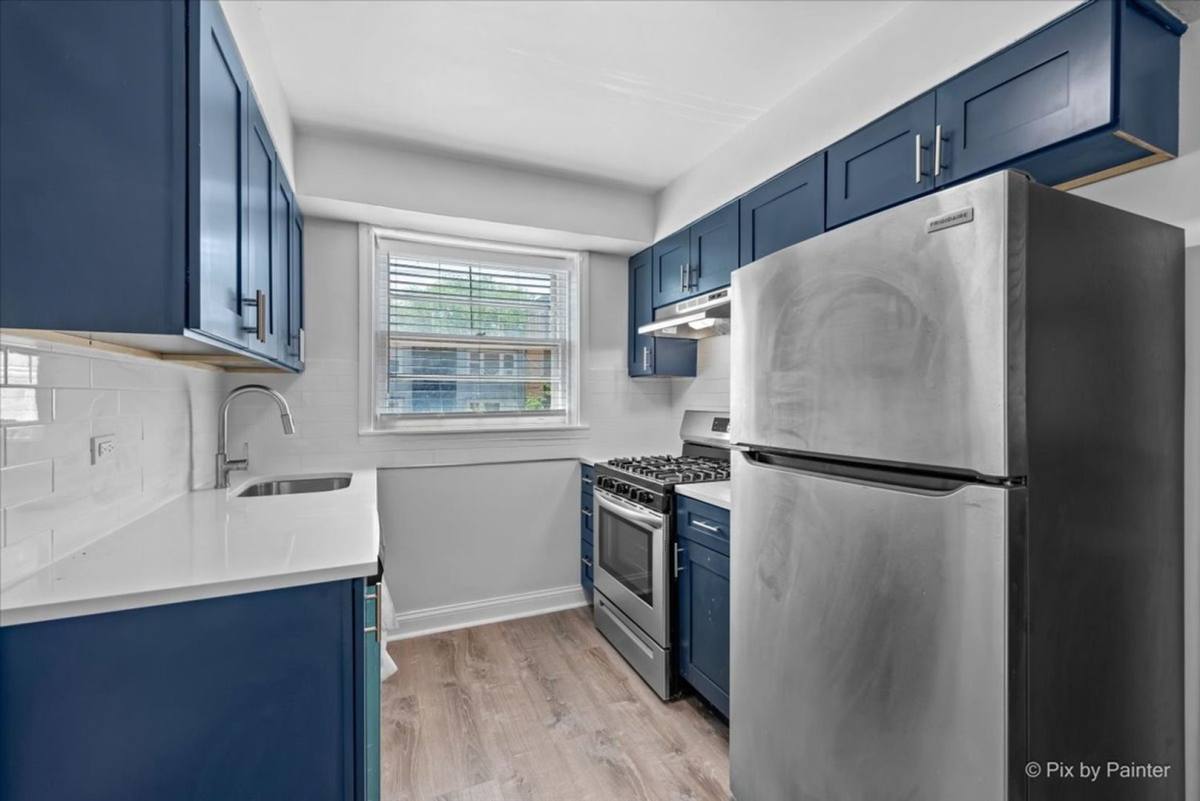 Apartment for rent at 2713 W Berwyn Ave, Chicago, IL 60625