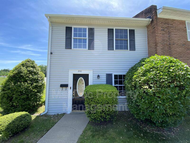 Townhouse for rent at 200 Brighton Square, Fredericksburg, VA 22401
