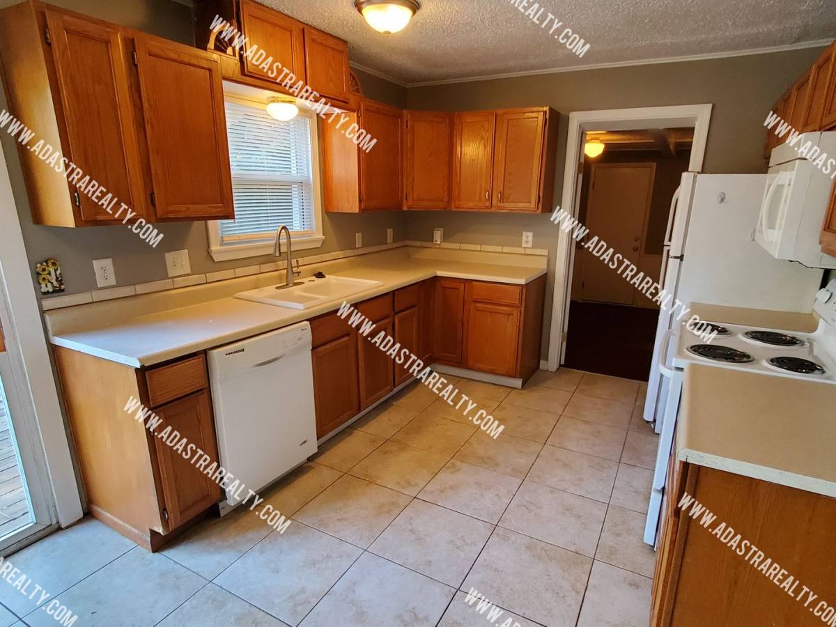 House for rent at 11121 E 56th Terrace, Kansas City, MO 64133