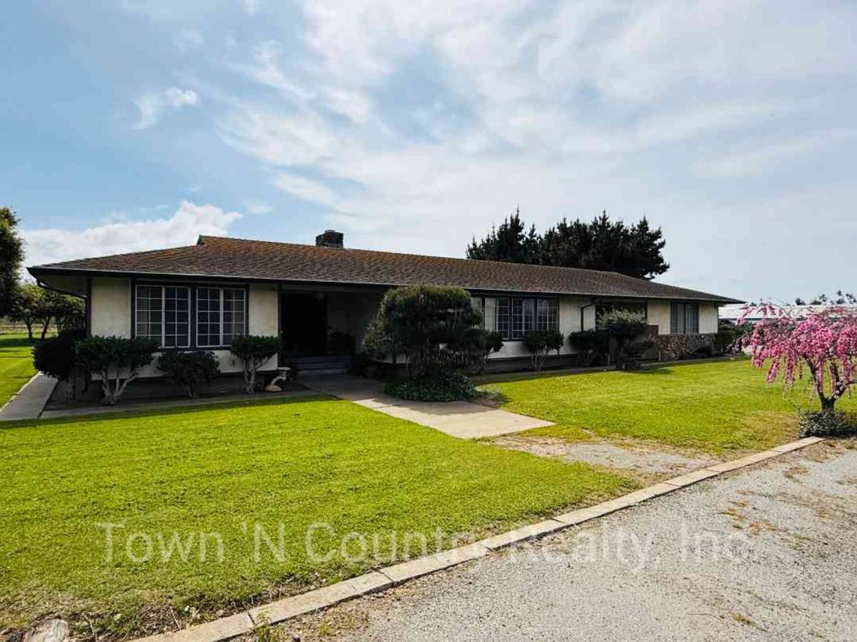 House for rent at 26000 Encinal Rd, Salinas, CA 93908