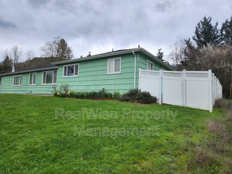 House for rent at 3089 Follett St, Roseburg, OR 97470