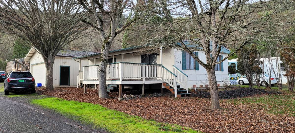 House for rent at 749 NW Plateau Dr, Roseburg, OR 97471