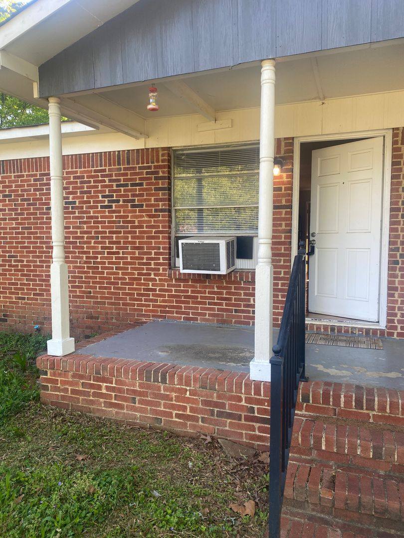 Apartment for rent at 151 2nd St SE, Graysville, AL 35073