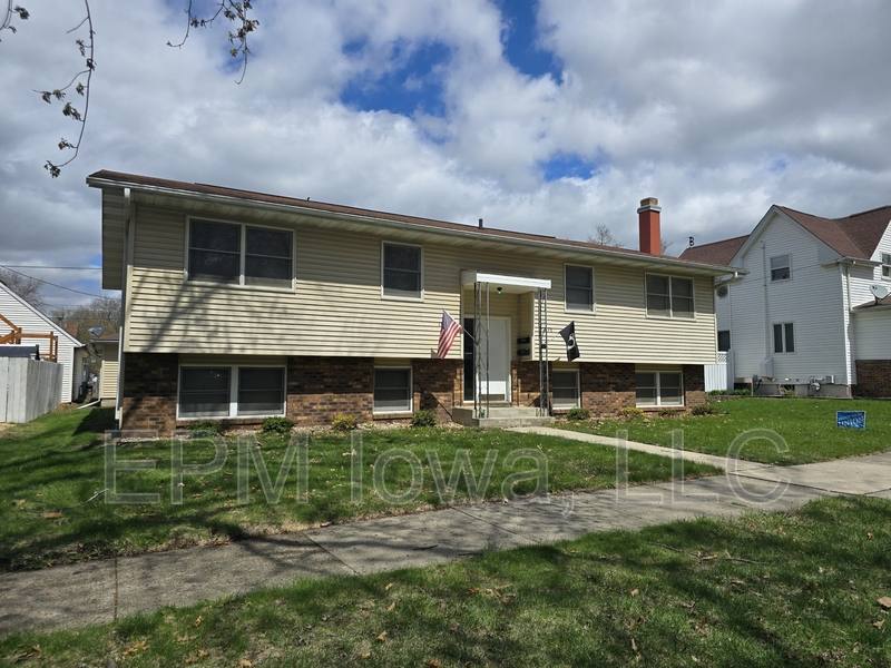 Apartment for rent at 1840 W 3rd St #B, Waterloo, IA 50701