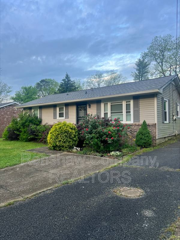 House for rent at 33 Southside Dr, Jackson, TN 38301