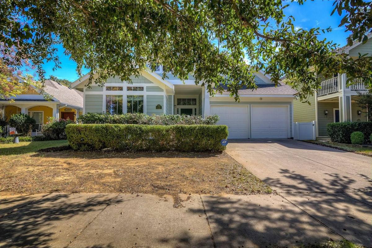 840 Vernon Dr, Aubrey, TX 76227