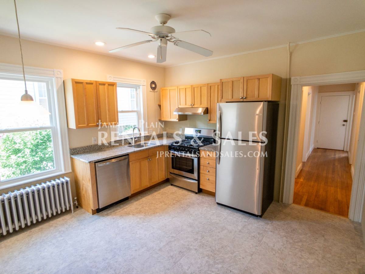 Apartment for rent at 40 Hewlett St, Roslindale, MA 02131