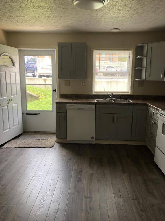 Townhouse for rent at 386 E Market St, Mercer, PA 16137