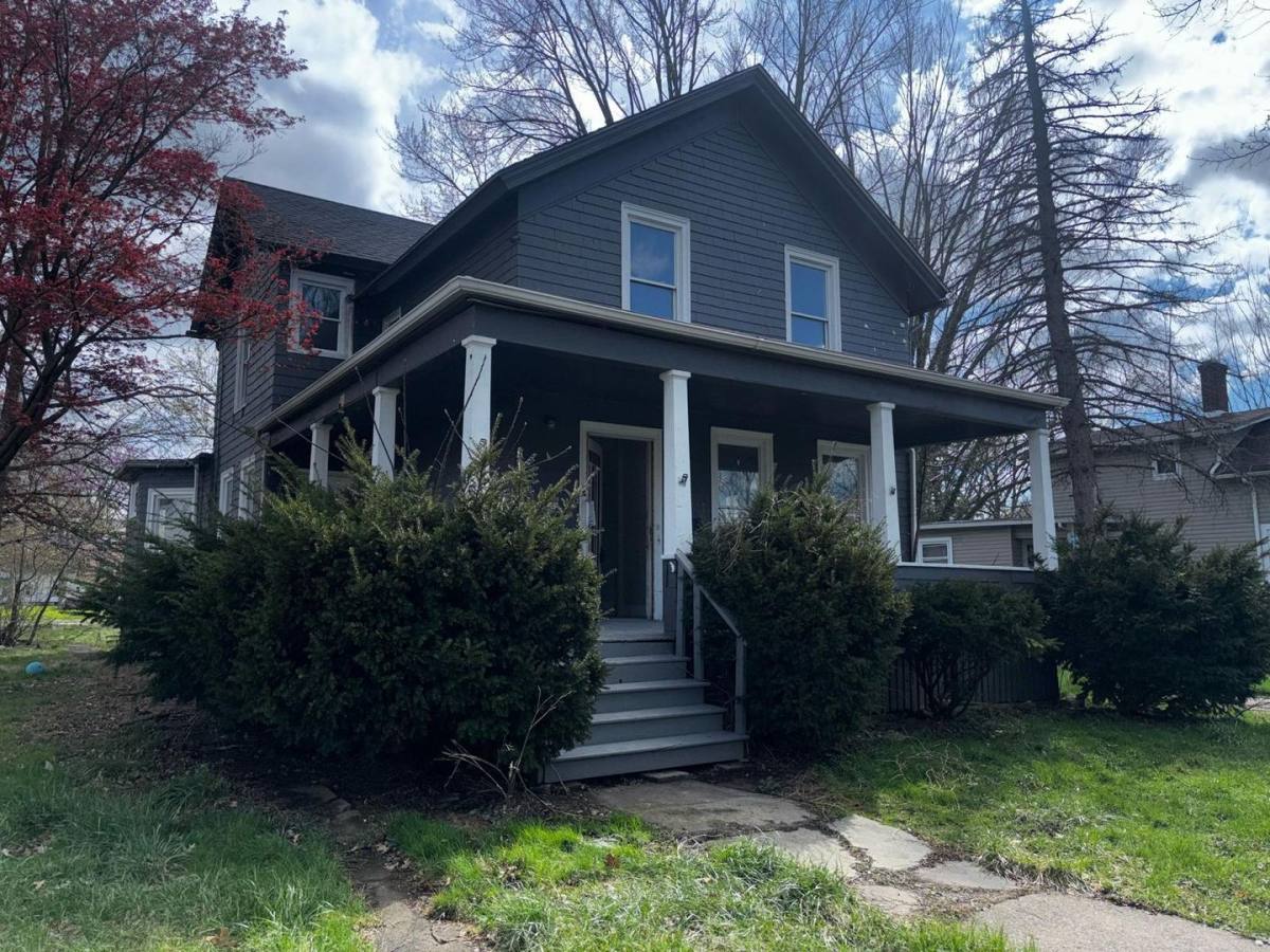 House for rent at 320 10th St, Elyria, OH 44035