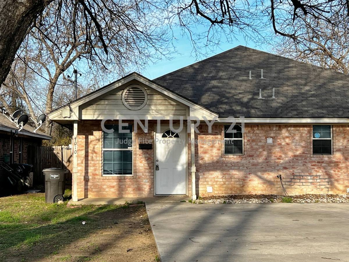House for rent at 1010 S Retta St, Fort Worth, TX 76111