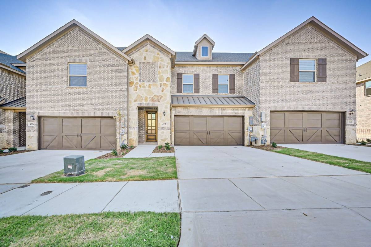 Townhouse for rent at 4252 Mingo Dr, Carrollton, TX 75010