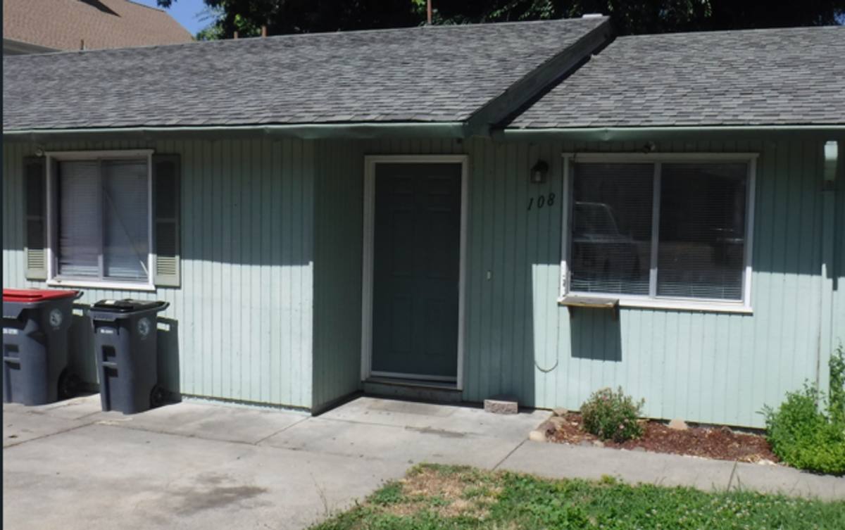 Apartment for rent at 104 06 08 10 N Church St, Phoenix, OR 97535