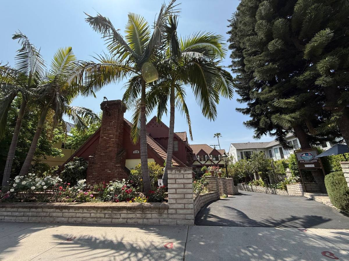 Apartment for rent at 116 W Mountain St, Glendale, CA 91202