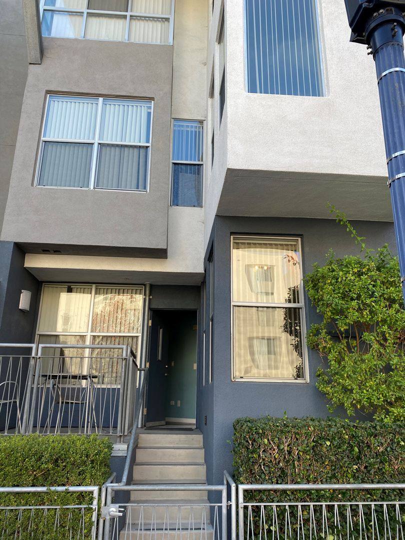 Townhouse for rent at 101 Market St, San Diego, CA 92101