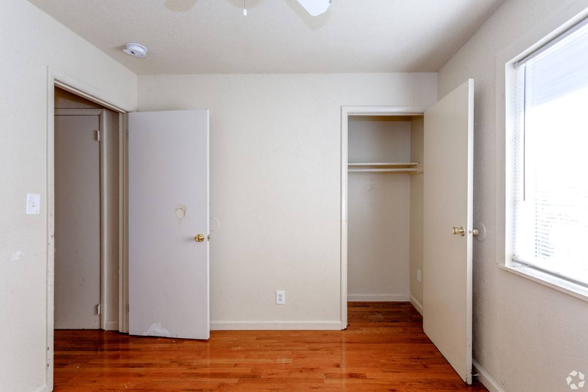 Townhouse for rent at 5852 E 20th St, Kansas City, MO 64126