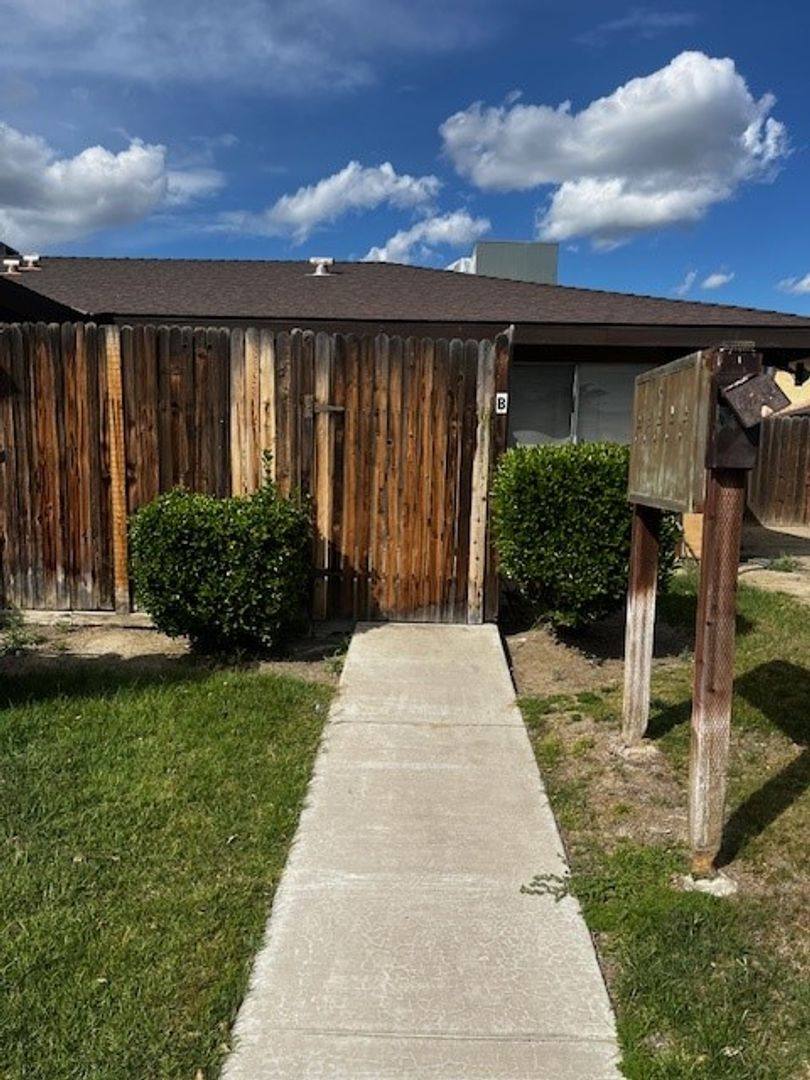 Apartment for rent at 2800 N Halfmoon Dr, Bakersfield, CA 93309