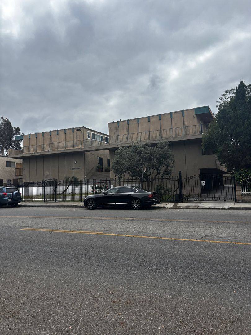 Apartment for rent at 10840 Camarillo St Tl, North Hollywood, CA 91602
