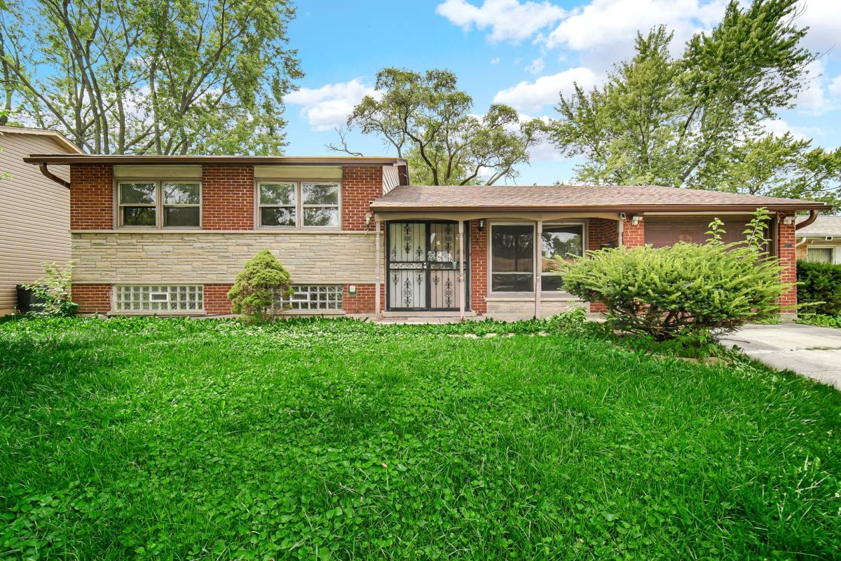 House for rent at 17618 Grandview Dr, Hazel Crest, IL 60429