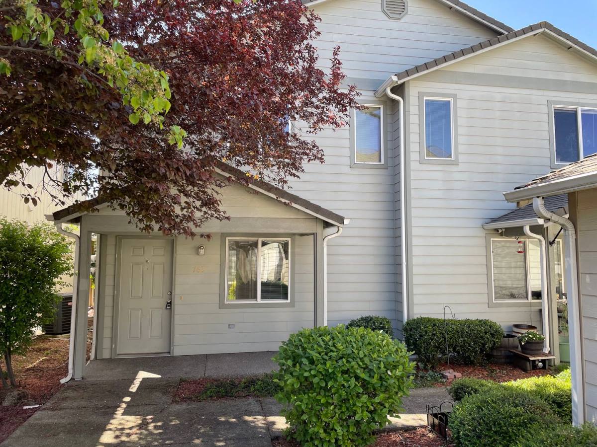 Townhouse for rent at 763 Diamond St, Medford, OR 97501