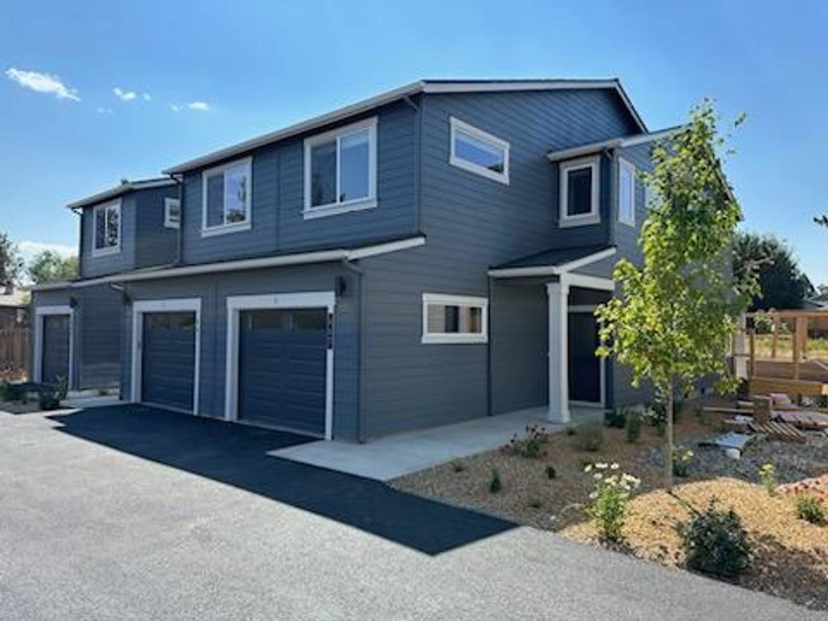 Townhouse for rent at 467 SW 27th St, Redmond, OR 97756