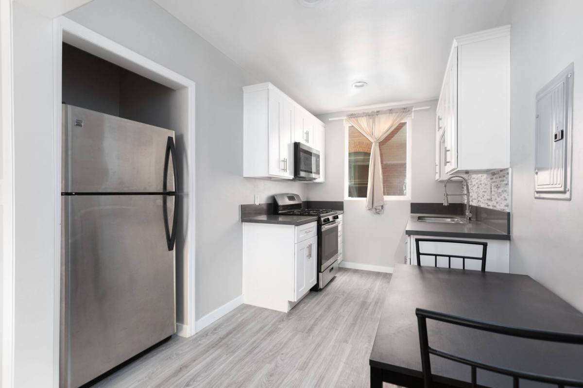 Apartment for rent at 417 S Kenmore Ave, Los Angeles, CA 90020