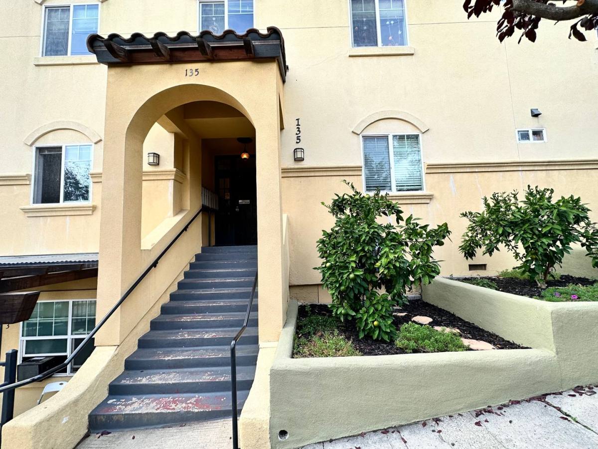 Apartment for rent at 127 - 135 Almond St, Auburn, CA 95603