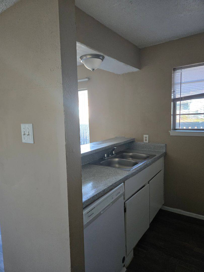 Apartment for rent at 600 W Avalon Ave, Longview, TX 75602