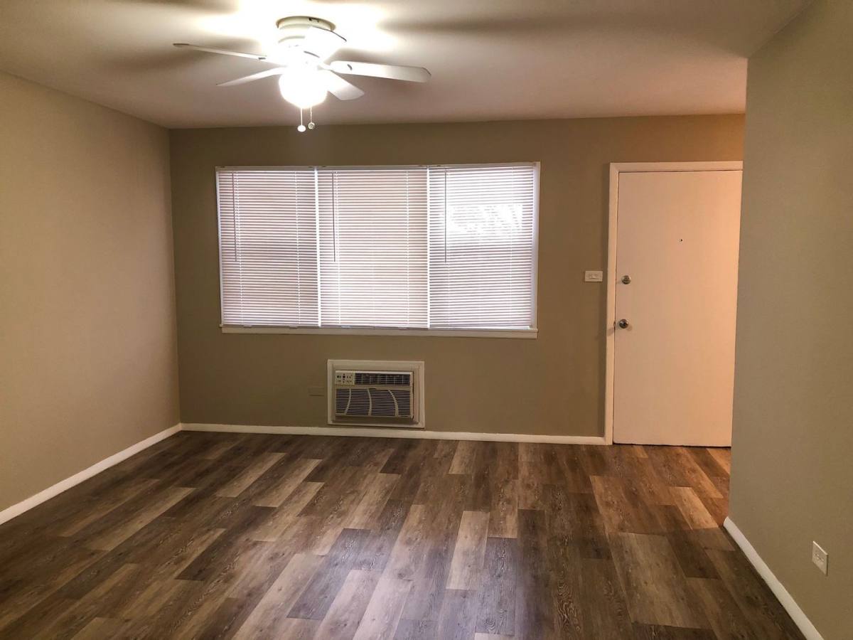 Apartment for rent at 1620 Greenwood Rd, Glenview, IL 60026