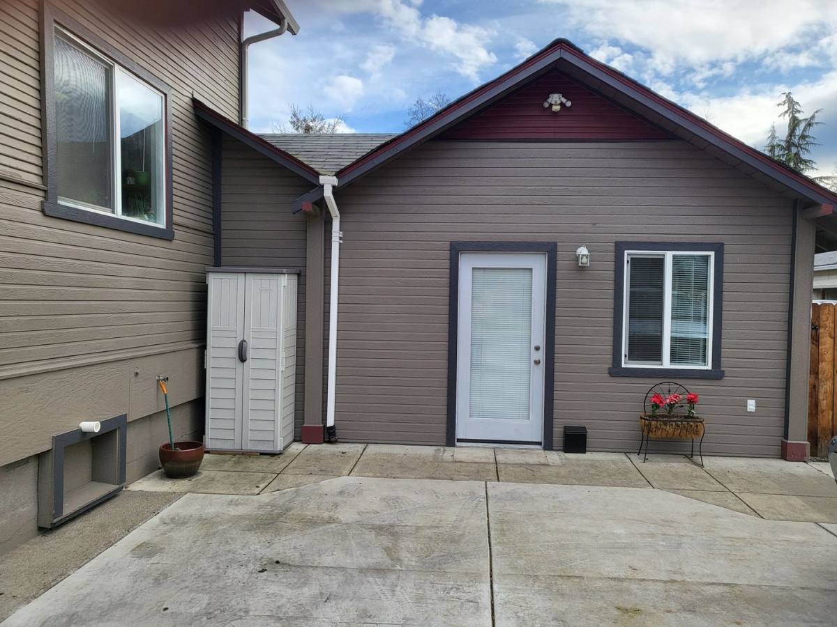 Apartment for rent at 133 W Park St, Grants Pass, OR 97527
