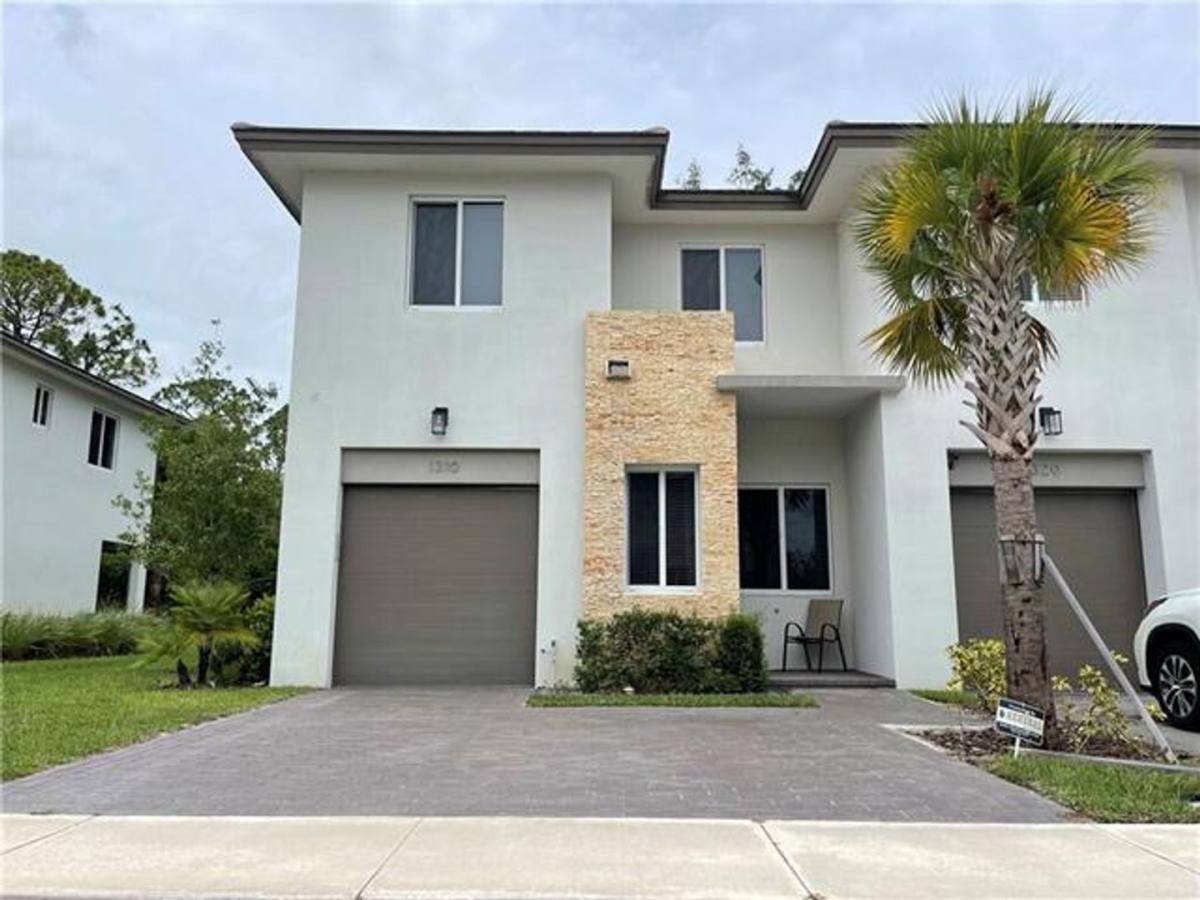 Townhouse for rent at 1310 Pioneer Way, West Palm Beach, FL 33411