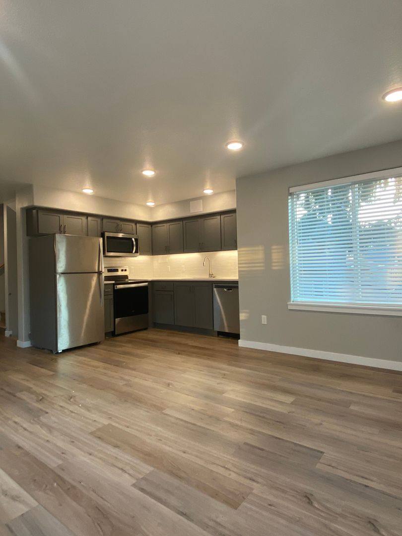 Townhouse for rent at 8527-8537 N St Louis Ave, Portland, OR 97203