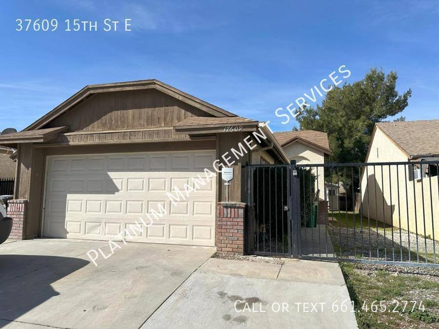 House for rent at 37609 15th St E, Palmdale, CA 93550