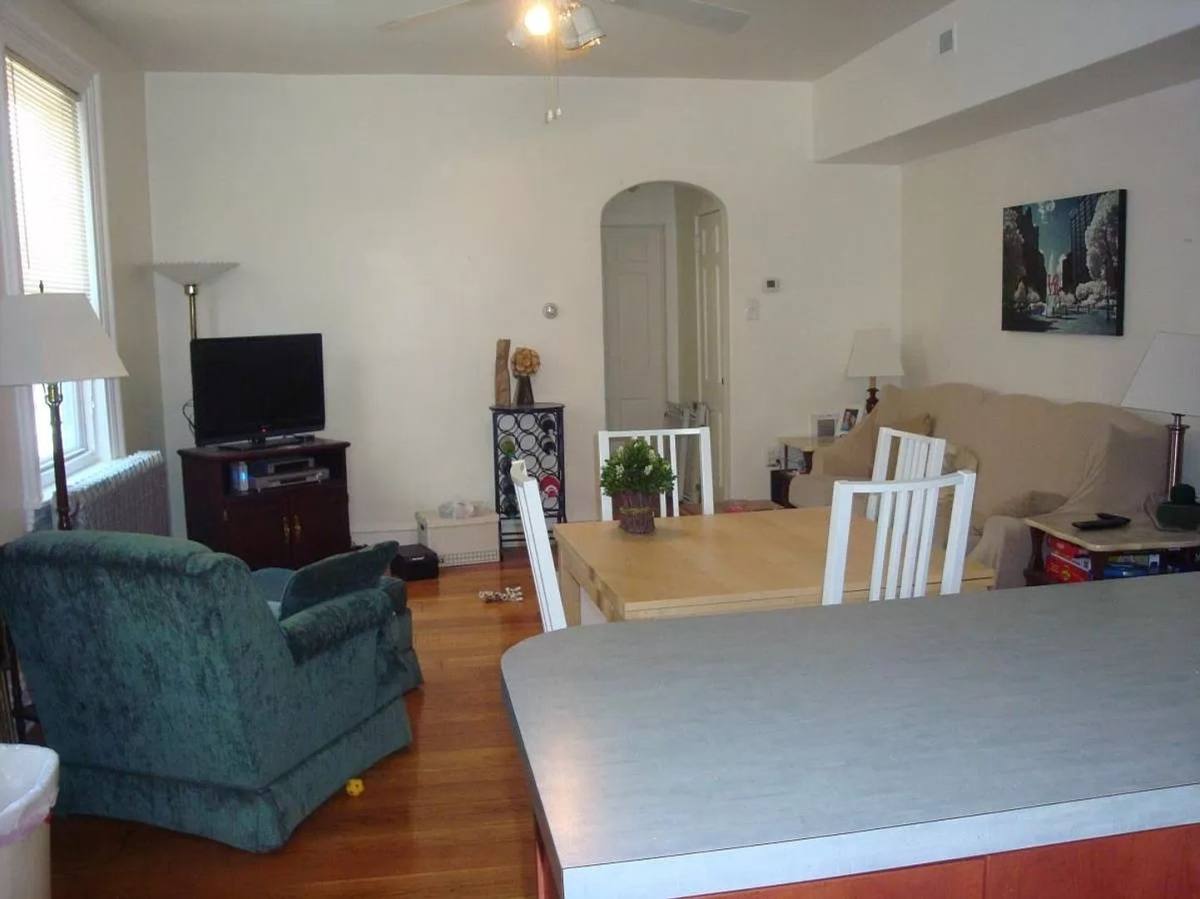 Apartment for rent at 711 Walnut St, Philadelphia, PA 19106