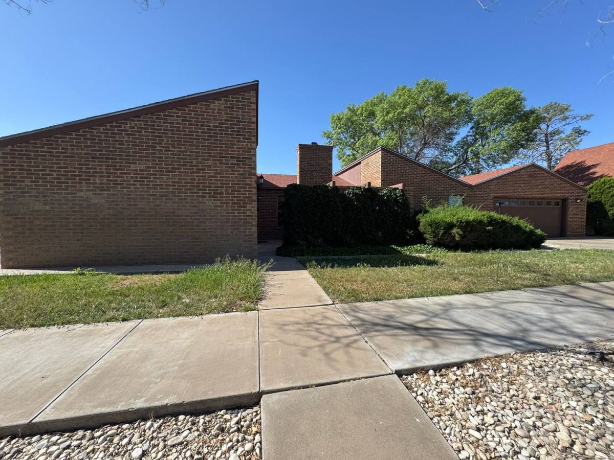 House for rent at 612 N Lea Ave, Roswell, NM 88201