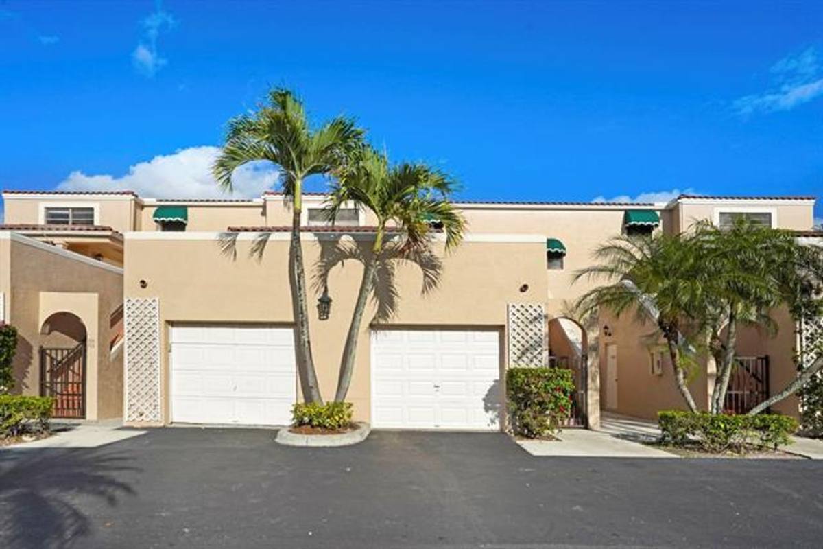Apartment for rent at 6630 Villa Sonrisa Dr, Boca Raton, FL 33433