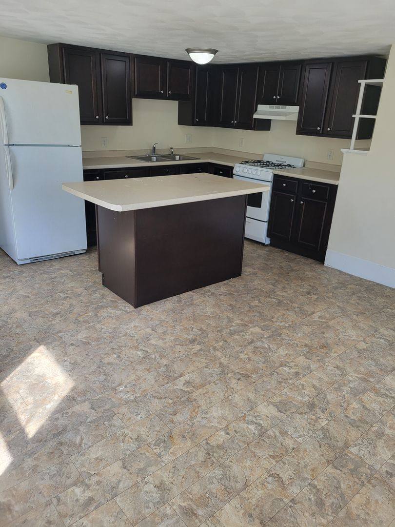 Apartment for rent at 50 Hunt Rd, Chelmsford, MA 01824