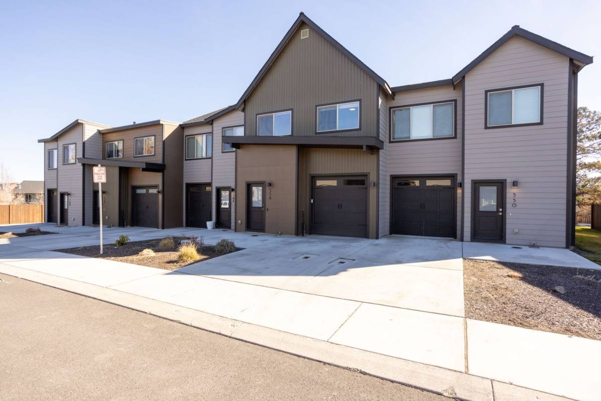 Townhouse for rent at 558 NW 28th Court, Redmond, OR 97756