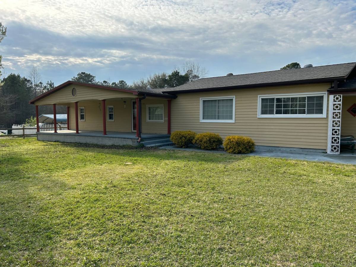 Apartment for rent at 170 Loop Rd, Burgaw, NC 28425