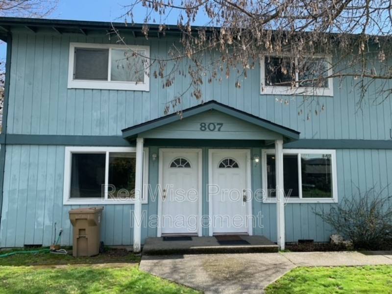 Townhouse for rent at 807 SE 9th St #2, Grants Pass, OR 97526