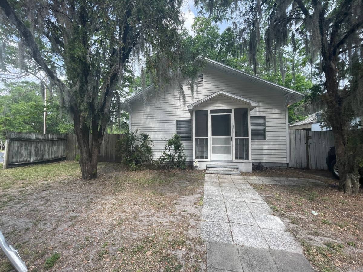 House for rent at 231 SW 5th St, Gainesville, FL 32601