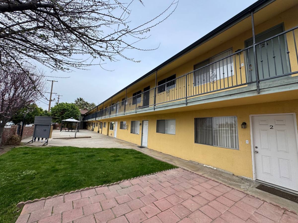 Apartment for rent at 2815 S H St, Bakersfield, CA 93304